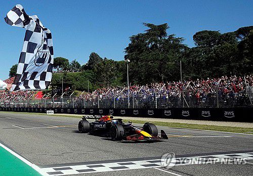 가장 먼저 체커기를 받은 막스 페르스타펀의 머신[로이터=연합뉴스]
