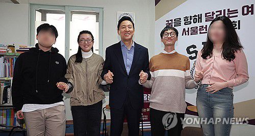 기념촬영하는 오세훈 서울시장(서울=연합뉴스) 서명곤 기자 = 오세훈 서울시장이 8일 서울 금천구 한 공부방에서 열린 서울런 학생 초청 간담회에서 기념촬영을 하고 있다. 서울런은 사회·경제적 이유로 사교육을 받기 어려운 취약계층 6∼24세 학생에게 온라인 강의, 1:1 멘토링 등을 무료로 제공한다. 2025.4.8 [공동취재] seephoto@yna.co.kr
