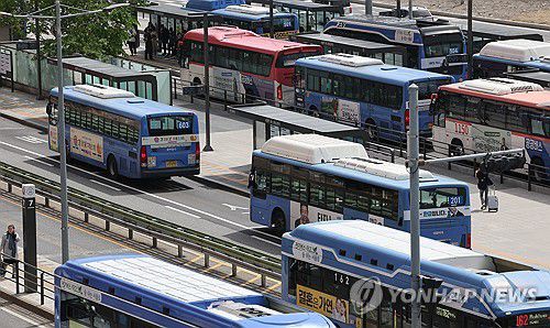 버스노조, 교섭 결렬 시 동시파업(서울=연합뉴스) 이진욱 기자 = 한국노총 전국자동차노조연맹은 8일 전국 대표자회의를 열고 서울, 부산, 인천, 경기 등 22개 지역 전국자동차노동조합연맹 산하 시내버스 노조가 노사교섭 결렬 시 오는 28일 동시 총파업을 예고했다. 사진은 8일 서울역 앞 버스환승센터 정류장 버스 모습. 2025.5.8 cityboy@yna.co.kr