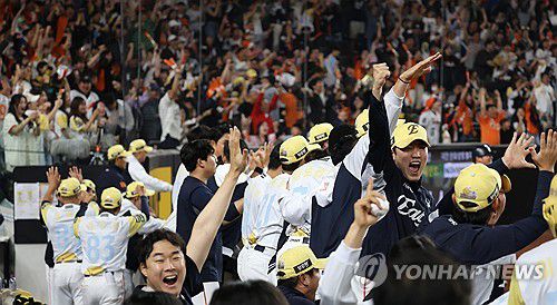 9회 말 동점에 환호하는 한화(대전=연합뉴스) 이주형 기자 = 13일 대전 한화생명 볼파크에서 열린 2025 신한 SOL 뱅크 KBO리그 한화이글스와 두산베어스의 경기. 9회 말 한화 최인호의 홈런으로 동점이 되자 한화 팬들과 선수들이 기뻐하고 있다. 2025.5.13 coolee@yna.co.kr