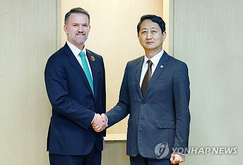 안덕근 장관, 미국 무역대표부 대표와 조선업 협력 등 논의(서울=연합뉴스) 안덕근 산업통상자원부 장관이 지난 16일 제주 서귀포시 제주국제컨벤션센터(ICC)에서 제이미슨 그리어 미국 무역대표부 대표와 면담, 악수하며 기념 촬영하고 있다. 2025.5.19 [산업통상자원부 제공. 재판매 및 DB 금지] photo@yna.co.kr