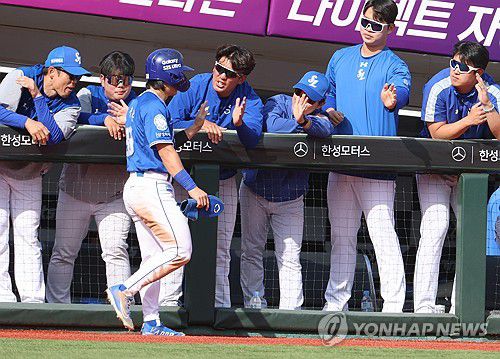 김헌곤의 좌전 2루타, 득점하는 김성윤(부산=연합뉴스) 강선배 기자 = 18일 부산 사직야구장에서 열린 프로야구 2025 신한 SOL 뱅크 KBO리그 삼성 라이온즈와 롯데 자이언츠의 경기. 7회 초 1사 1루에서 삼성 김헌곤의 좌전 2루타 때 1루 주자 김성윤이 홈인 동료들의 축하를 받고 있다. 2025.5.18 sbkang@yna.co.kr