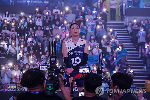 라스트댄스 마친 김연경(인천=연합뉴스) 서대연 기자 = 배구 김연경이 18일 인천 삼산월드체육관에서 열린 여자배구 세계올스타전 'KYK 인비테이셔널 2025'에서 경기가 종료된 뒤 자신의 영상을 보고 있다. 2025.5.18 dwise@yna.co.kr