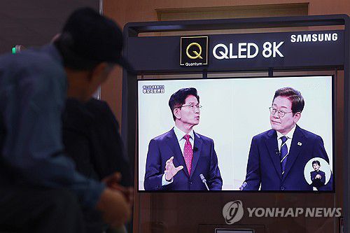 중계방송으로 대선 후보 토론회 지켜보는 시민들(서울=연합뉴스) 서대연 기자 = 18일 서울역 대합실에서 시민들이 제21대 대선 1차 후보자 토론회 중계방송을 지켜보고 있다. 2025.5.18 dwise@yna.co.kr