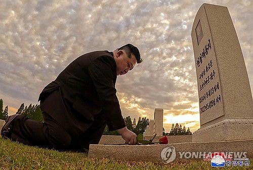 김정은 '스승' 현철해 3주기 추모…묘소에 직접 헌화(평양 조선중앙통신=연합뉴스) 김정은 북한 국무위원장이 지난 18일 후계자 시절 스승인 현철해 3주기를 맞아 묘소를 찾아 참배했다고 조선중앙통신이 19일 보도했다. 2025.5.19      [국내에서만 사용가능. 재배포 금지. For Use Only in the Republic of Korea. No Redistribution] nkphoto@yna.co.kr