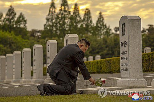 김정은 '스승' 현철해 3주기 추모…묘소에 직접 헌화(평양 조선중앙통신=연합뉴스) 김정은 북한 국무위원장이 지난 18일 후계자 시절 스승인 현철해 3주기를 맞아 묘소를 찾아 참배했다고 조선중앙통신이 19일 보도했다. 2025.5.19      [국내에서만 사용가능. 재배포 금지. For Use Only in the Republic of Korea. No Redistribution] nkphoto@yna.co.kr