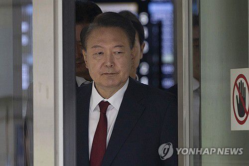 법원 나서는 윤석열 전 대통령(서울=연합뉴스) 윤석열 전 대통령이 19일 서울 서초구 서울중앙지방법원에서 열린 내란 우두머리 혐의, 직권남용 권리행사방해 혐의 사건 4차 오전 공판을 마친 후 법원을 나서고 있다. 2025.5.19 [사진공동취재단] photo@yna.co.kr