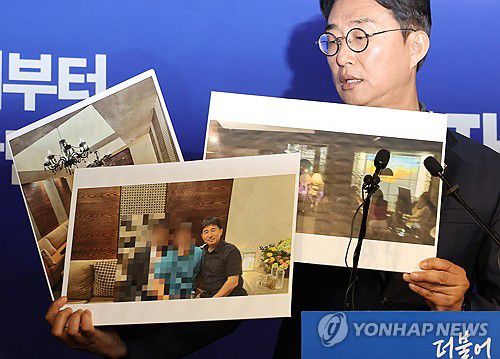 민주당, "지귀연 판사 유흥업소 접대 의혹" 사진 공개(서울=연합뉴스) 김주형 기자 = 더불어민주당 노종면 선대위 대변인이 19일 서울 여의도 당사에서 "윤석열 전 대통령의 내란 혐의 사건 재판장인 지귀연 서울중앙지법 부장판사가 유흥업소에서 접대받았다"라는 의혹을 제기하며 관련 사진을 공개하고 있다. 2025.5.19 kjhpress@yna.co.kr