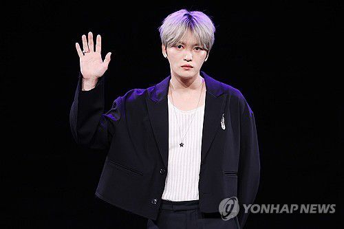 김재중, 다정한 인사(서울=연합뉴스) 진연수 기자 = 가수 김재중이 19일 오후 서울 마포구 MBC 골든마우스홀에서 열린 새 미니앨범 '뷰티 인 카오스(Beauty in Chaos)' 발매 기자간담회에서 포즈를 취하고 있다. 2025.5.19 jin90@yna.co.kr