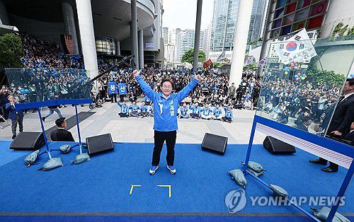 이재명, 양손 엄지척(서울=연합뉴스) 김주성 기자 = 더불어민주당 이재명 대선 후보가 19일 서울 용산역광장에서 열린 집중유세에서 연설을 마친 후 엄지를 들어 보이고 있다. 2025.5.19 [공동취재] utzza@yna.co.kr