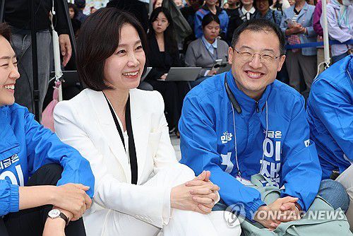 허은아ㆍ김상욱, 이재명 후보 유세에서 활짝(서울=연합뉴스) 김주성 기자 = 허은아 전 개혁신당 대표와 국민의힘을 탈당해 더불어민주당에 입당한 김상욱 의원이 19일 서울 영등포구 타임스퀘어에서 열린 더불어민주당 이재명 대선 후보 유세에 참석해 활짝 웃고 있다. 2025.5.19 utzza@yna.co.kr