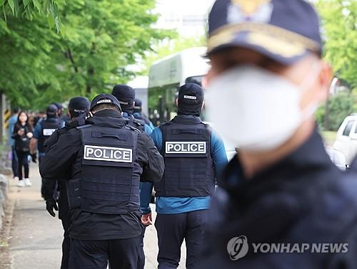 시흥서 흉기로 4명 사상, 50대 중국동포 용의자 도주(시흥=연합뉴스) 홍기원 기자 = 19일 경기도 시흥의 편의점과 체육공원 등에서 50대 중국동포가 시민 2명을 잇달아 흉기로 찌르는 사건이 발생해 경찰이 수사에 나선 가운데 용의자의 자택과 그 주변에서 시신 2구가 발견됐다.     사진은 편의점 인근에서 경찰이 분주하게 이동하는 모습. 2025.5.19 xanadu@yna.co.kr