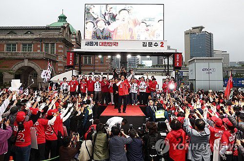 서울역 유세하는 국민의힘 김문수 후보(서울=연합뉴스) 류영석 기자 = 국민의힘 김문수 대선 후보가 19일 서울역 광장 유세에서 시민들에게 지지를 호소하고 있다. 2025.5.19 [공동취재] ondol@yna.co.kr