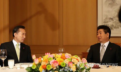 노무현 대통령과 이명박 대통령 당선인사진은 2007년 12월 28일 오후 청와대에서 회동하는 노무현 대통령과 이명박 대통령 당선인. 2015.4.23     <<연합뉴스 DB>>