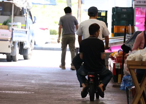 전기 자전거 타는 외국인[촬영 황수빈]