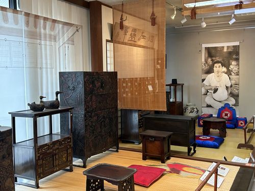 고려미술관 2층 전시실     (교토=연합뉴스) 김예나 기자 = 지난 15일 방문한 일본 고려미술관 2층 전시실 모습. 고(故) 정조문(1918∼1989) 선생이 조선백자 항아리를 안고 있는 사진이 보인다. 2025.5.20     yes@yna.co.kr