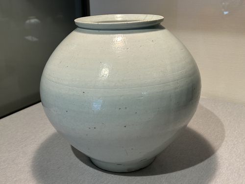 故 정조문이 사랑했던 백자 항아리     (교토=연합뉴스) 김예나 기자 = 지난 15일 찾은 일본 고려미술관에 조선시대 백자 항아리가 전시돼 있다. 미술관 측은 이 항아리에 대해 '정조문(1918∼1989)이 사랑했던 작품'이라고 소개했다. 2025.5.20     yes@yna.co.kr