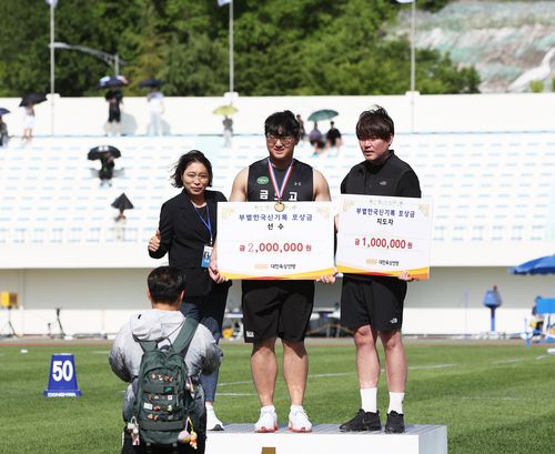 박시훈(가운데), 포환던지기 남고부 한국신기록(서울=연합뉴스) 박시훈이 20일 경남 밀양종합운동장에서 열린 제54회 전국종별육상경기선수권대회 남고부 포환던지기 경기에서 부별 한국신기록을 세운 뒤 기념촬영하고 있다. [대한육상연맹 제공. 재판매 및 DB금지]