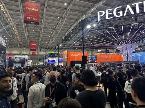 '컴퓨텍스 2025'가 열리는 타이베이 난강 전시관 (타이베이=연합뉴스) 강태우 기자 = 20일 개막한 대만 타이베이 난강 전시관에서 방문객들이 주요 업체들의 부스에서 줄을 서고 있다. 2025.5.20 burning@yna.co.kr