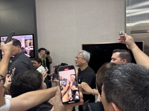 난강 전시관을 찾은 젠슨 황 엔비디아 CEO(타이베이=연합뉴스) 강태우 기자 = 젠슨 황 엔비디아 CEO가 20일 대만 타이베이 난강 전시관에서 개최된 '컴퓨텍스 2025'에서 전시 부스 투어를 진행 중이다. 2025.5.20 burning@yna.co.kr