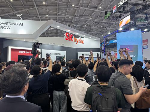 젠슨 황 CEO를 보기 위해 SK하이닉스에 몰린 방문객들(타이베이=연합뉴스) 강태우 기자 = 젠슨 황 엔비디아 CEO가 20일 오후 대만 타이베이 난강 전시관에서 개최된 '컴퓨텍스 2025'에서 SK하이닉스 부스를 찾았다. 2025.5.20 burning@yna.co.kr