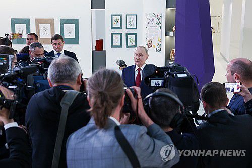 도널드 트럼프 미국 대통령과 전화통화에 대해 설명하는 블라디미르 푸틴 러시아 대통령[타스 연합뉴스. 재판매 및 DB 금지]