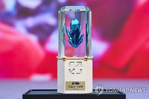 페이커의 '전설의 전당' 트로피(서울=연합뉴스) 서대연 기자 = 6일 오후 서울 중구 신라호텔 영빈관에서 열린 리그 오브 레전드(LoL) '페이커' 이상혁의 전설의 전당 헌액 미디어데이 행사장에 페이커에게 주어질 트로피가 놓여있다.      페이커는 LoL e스포츠 최고 권위의 대회인 월드 챔피언십(롤드컵)에서 통산 4회(2013·2015·2016·2023) 우승하는 등 기량과 영향력을 인정받아 라이엇게임즈가 신설한 전설의 전당에 가장 먼저 이름을 올리게 됐다. 2024.6.7 dwise@yna.co.kr