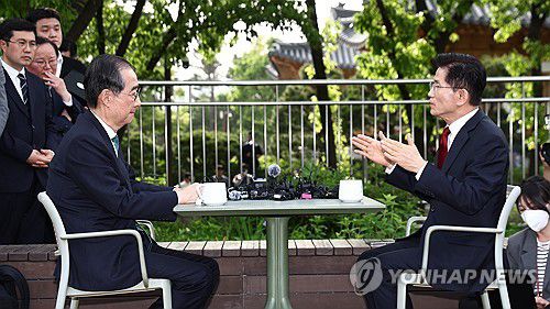 김문수-한덕수 2차 회동(서울=연합뉴스) 박동주 기자 = 국민의힘 김문수 대선후보와 무소속 한덕수 대선 예비후보가 지난 8일 서울 국회 사랑재에 위치한 커피숍에서 만나 회동하고 있다. 2025.5.8 [공동취재] pdj6635@yna.co.kr