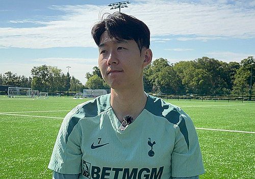 인터뷰하는 손흥민(런던=연합뉴스) 김지연 특파원 = 손흥민(토트넘)이 12일(현지시간) 유럽축구연맹(UEFA) 유로파리그(UEL) 결승을 앞두고 북런던 토트넘 홋스퍼 FC 트레이닝 그라운드에서 열린 미디어 오픈 데이에서 한국 취재진과 만나 인터뷰하고 있다. 2025.5.12 photo@yna.co.kr