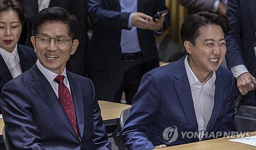 김문수ㆍ이준석 후보, 서울시 약자 동행 토론회 참석(서울=연합뉴스) 황광모 기자 = 국민의힘 김문수 대선후보와 개혁신당 이준석 대선후보가 전날 서울 중구 서울시청에서 열린 '약자와 동행하는 서울 토론회'에 참석해 내빈들과 인사하고 있다. 2025.5.19 hkmpooh@yna.co.kr