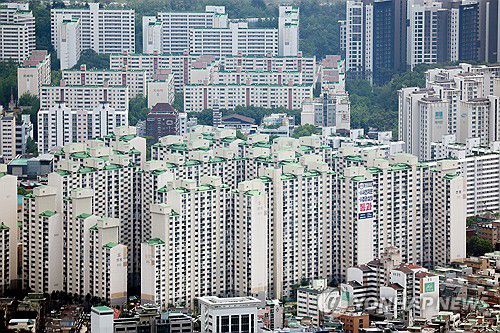 토지거래허가구역 확대…강남3구 상황은?(서울=연합뉴스) 김성민 기자 = 서울 강남 3구(강남·서초·송파구)와 용산구 전역으로 토지거래허가구역이 확대된 이후 이 지역 아파트 입주권·분양권 거래가 뚝 끊겼다. 토지거래허가구역을 벗어난 마포와 강동에서는 신고가 거래가 이어지고 있다.      사진은 19일 서울 송파구 아파트의 모습.  2025.5.19 ksm7976@yna.co.kr