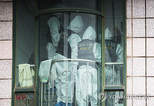 시흥서 흉기로 4명 사상, 용의자 도주(시흥=연합뉴스) 홍기원 기자 = 19일 경기도 시흥의 편의점과 체육공원 등에서 50대 중국동포가 시민 2명을 잇달아 흉기로 찌르는 사건이 발생해 경찰이 수사에 나선 가운데 용의자의 자택과 그 주변에서 시신 2구가 발견됐다.     사진은 시신이 발견된 건물에서 과학수사대원들이 감식을 위해 이동하는 모습. 2025.5.19 xanadu@yna.co.kr