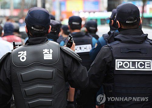 시흥서 흉기로 4명 사상, 분주하게 이동하는 경찰[촬영 홍기원]