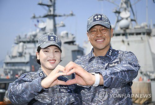 해군, 이지스구축함 근무 부부 소개(서울=연합뉴스) 해군이 부부의 날을 하루 앞둔 20일 해군기동함대사령부에서 두 척의 이지스구축함에 나란히 근무하는 부부를 소개했다.      율곡이이함 기관장 임재우 중령(진)과 정조대왕함 주기실장 김보아 소령이 율곡이이함 함수갑판에서 '손하트'를 만들며 기념 촬영하고 있다. 2025.5.20 [해군 제공. 재판매 및 DB 금지] photo@yna.co.kr
