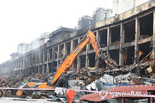 불 난 금호타이어 광주공장 철거 준비(광주=연합뉴스) 천정인 기자 = 20일 오전 광주 광산구 금호타이어 광주공장에서 불이 난 건물을 철거하기 위해 잔해 정리 작업이 이뤄지고 있다. 2025.5.20 iny@yna.co.kr