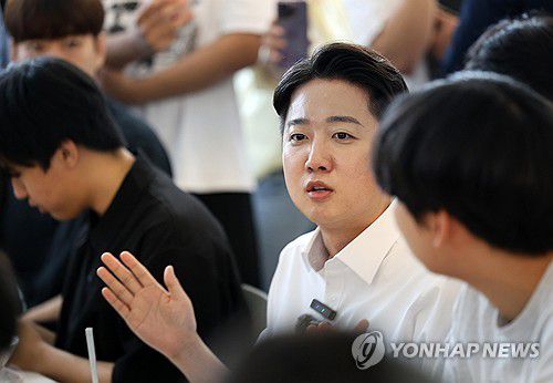 이준석 후보, 대학생들과 함께 점심(광주=연합뉴스) 조남수 기자 = 개혁신당 이준석 대선 후보가 20일 광주 북구 전남대학교에서 진행한 '학식먹자 이준석' 행사에서 학생들과 점심을 먹으며 대화를 나누고 있다. 2025.5.20 iso64@yna.co.kr