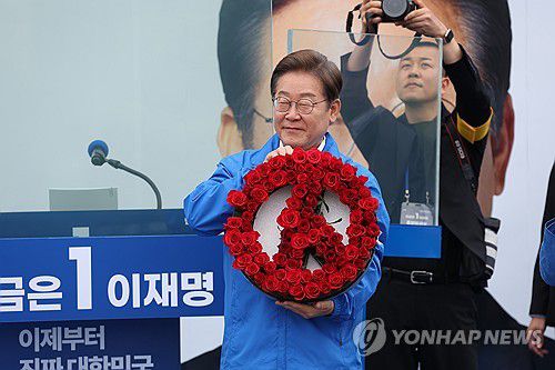 장미로 만든 기표 도장 모형 든 이재명 대선 후보(고양=연합뉴스) 김주성 기자 = 더불어민주당 이재명 대선 후보가 20일 경기 고양시 일산문화광장에서 열린 집중유세에서 장미로 만든 기표 도장 모형을 들고 있다. 2025.5.20 [공동취재] utzza@yna.co.kr