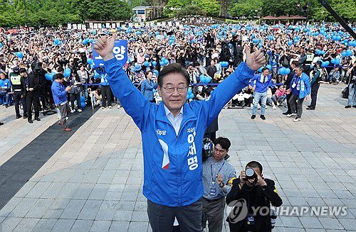 이재명 후보, 고양 일산문화광장서 엄지척(고양=연합뉴스) 김주성 기자 = 더불어민주당 이재명 대선 후보가 20일 경기 고양 일산문화광장에서 열린 집중유세에서 시민들을 향해 엄지를 들어 보이고 있다. 2025.5.20 [공동취재] utzza@yna.co.kr