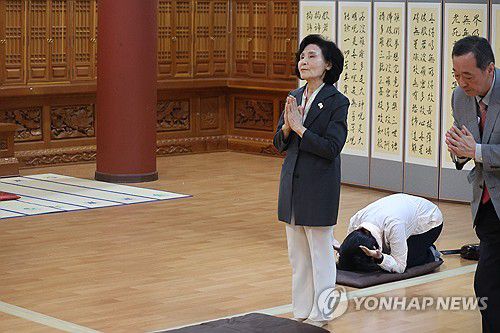 태고종 법륜사 찾은 설난영 여사(서울=연합뉴스) 국민의힘 김문수 대선후보 배우자 설난영 여사가 20일 서울 종로구 한국불교태고종 법륜사에서 합장하고 있다. 2025.5.20 [국민의힘 제공. 재판매 및 DB금지] photo@yna.co.kr