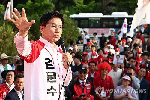 김문수 후보 하남 유세(하남=연합뉴스) 박동주 기자 = 국민의힘 김문수 대선 후보가 20일 경기 하남시 스타필드 하남 인근에서 유세를 하고 있다. 2025.5.20 [공동취재] pdj6635@yna.co.kr