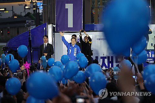 김포 시민들에게 인사하는 이재명 후보(김포=연합뉴스) 김주성 기자 = 더불어민주당 이재명 대선 후보가 20일 경기 김포시 구래역 문화의거리에서 열린 유세에서 지지자들을 향해 인사하고 있다. 2025.5.20 utzza@yna.co.kr