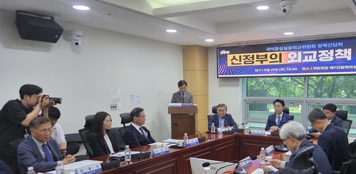 더불어민주당 선대위 '국익중심실용외교위' 정책간담회 (서울=연합뉴스) 이상현 기자 = 21일 오후 국회 의원회관에서 더불어민주당 선대위 글로벌책임강국위원회 산하 국익중심실용외교위원회가 '신정부의 외교정책 방향'를 주제로 개최한 정책 간담회 모습. 2025.05.21 hapyry@yna.co.kr