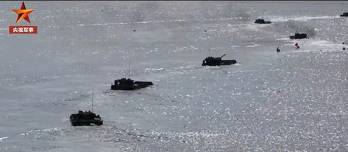 라이칭더 대만 총통 취임 1년에 맞춰 상륙훈련 하는 중국군[출처: 중국중앙TV(CCTV) 군사채널 웨이보 계정]