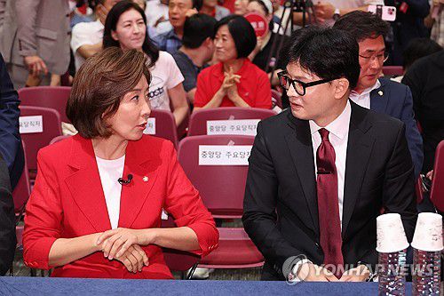 대화하는 나경원·한동훈 후보국민의힘 나경원·한동훈(오른쪽) 대표 후보가 지난 2024년 7월 8일 오후 광주 김대중컨벤션센터에서 열린 제4차 전당대회 광주·전북·전남·제주 합동연설회에서 대화하고 있다. [연합뉴스 자료사진]