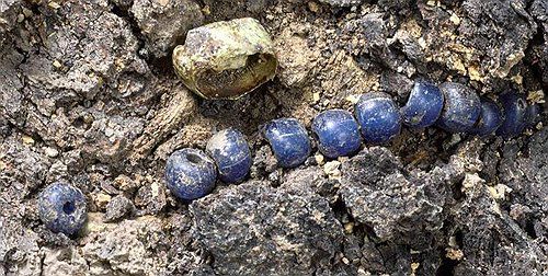 황남동 120-2호 무덤서 발견된 치아와 목걸이 [국가유산청 제공. 재판매 및 DB 금지]