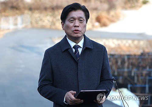 조승래 수석대변인 브리핑(양산=연합뉴스) 김동민 기자 = 더불어민주당 조승래 수석대변인이 30일 오후 경남 양산시 하북면 평산마을에서 이재명 대표의 문재인 전 대통령 예방 결과를 브리핑하고 있다. 2025.1.30 image@yna.co.kr