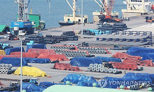 쌓여 있는 철강 제품(평택=연합뉴스) 홍기원 기자 = 도널드 트럼프 미국 대통령이 오는 2일 발표하는 상호관세와 3일부터 부과하는 수입산 자동차 25% 관세를 앞둔 1일 경기도 평택항에 철강 제품이 쌓여 있다.     철강과 알루미늄 제품은 지난달 12일부터 25% 관세가 부과되고 있다. 2025.4.1 xanadu@yna.co.kr