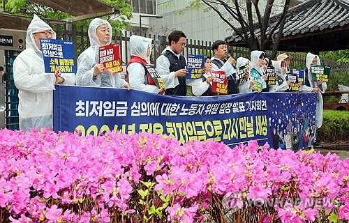 양대노총, "2026년 최저임금은"(세종=연합뉴스) 배재만 기자 = 22일 정부세종청사 최저임금위원회 앞에서 최저임금위원회 노동자 위원들이 1차 전원회의를 앞두고 2026년 최저임금 심의에 대한 입장을 발표하는 기자회견을 열고 있다. 2025.4.22 scoop@yna.co.kr