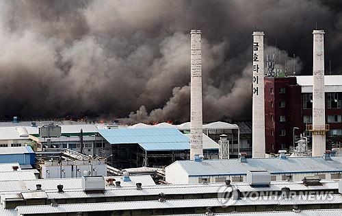 금호타이어 광주공장 화재(광주=연합뉴스) 김성민 기자 = 17일 오후 광주 광산구 송정동 금호타이어 광주공장에서 연기가 나오고 있다. 2025.5.17 ksm7976@yna.co.kr