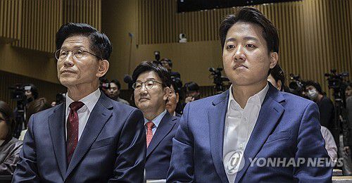 서울시 토론회 나란히 참석한 김문수ㆍ이준석 후보국민의힘 김문수 대선후보(왼쪽)와 개혁신당 이준석 대선후보가 5월 19일 서울 중구 서울시청에서 열린 '약자와 동행하는 서울 토론회'에 참석해 나란히 앉아 있다. [연합뉴스 자료사진]